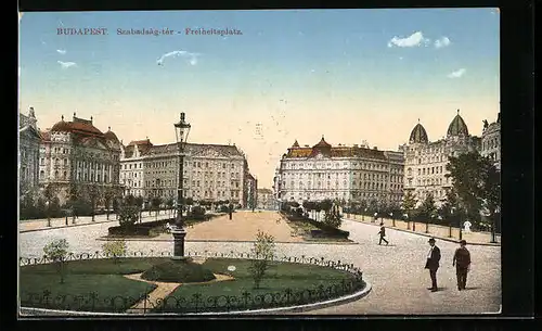 AK Budapest, Freiheitsplatz mit Passanten