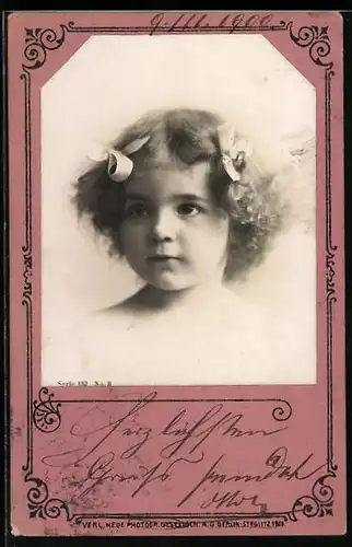 Foto-Collage-AK Junges Mädchen mit Schleifen im Haar