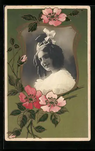 Foto-Collage-AK Junge Dame mit Schleife im Haar, Wildrosen