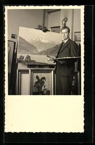 Foto-AK Maler vor seiner Leinwand und Bildern stehend