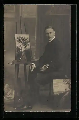 AK Maler vor seiner Leinwand und Bildern sitzend