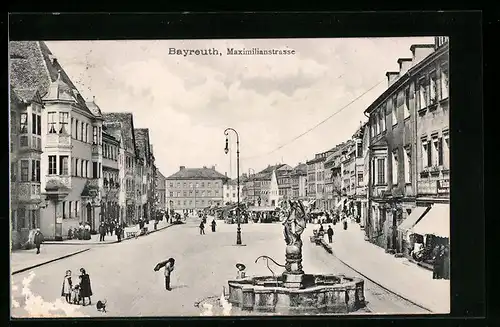 AK Bayreuth, Maximilianstrasse mit Geschäften und Brunnen