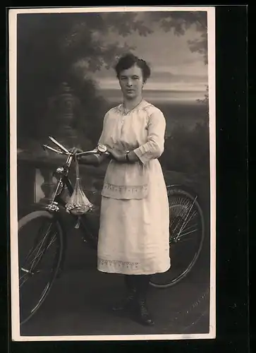 AK Dame im Kleid mit Fahrrad
