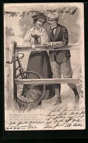Präge-Lithographie Liebespaar mit Fahrrad an einem Gatter
