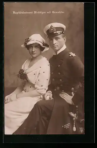 AK Kapitänleutnant Weddigen in Uniform mit Gemahlin, U-Boot Kommandant U9