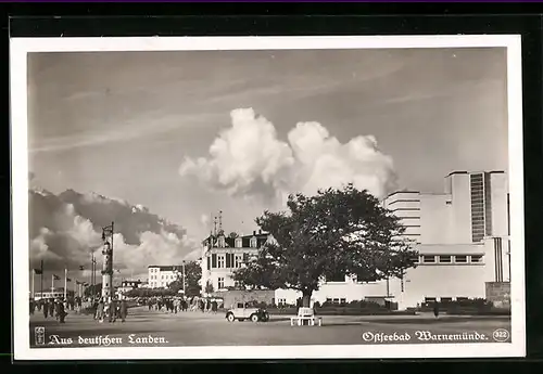 AK Warnemünde, Ostseebad, Strassenpartie mit Turm