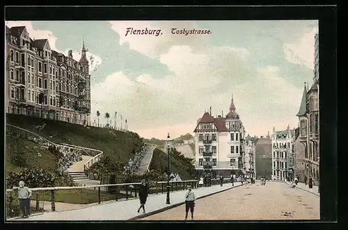AK Flensburg, Tosbystrasse mit Passanten