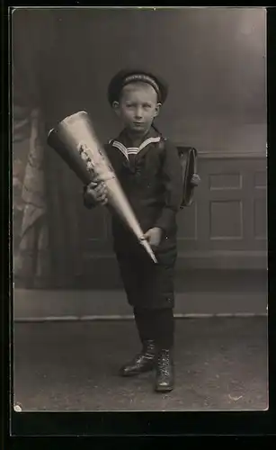 AK Kleiner Junge im Matrosen-Anzug mit Schultüte zum Schulanfang