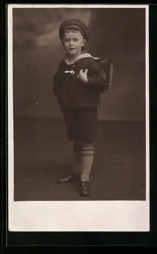 Foto-AK Kleiner Junge im Matrosen-Anzug zum Schulanfang