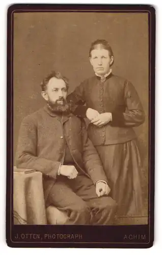 Fotografie J. Otten, Achim, Ernster Herr mit Vollbart und ernste Dame mit Spitzenkragen