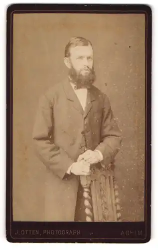 Fotografie J. Otten, Achim, Bürgerlicher mit Vollbart und Querbinder im langen Rock