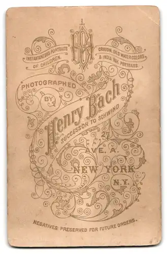 Fotografie Henry Bach, New York, Ave. A, Junger Mann mit Oberlippenbärtchen und hellem Schlips