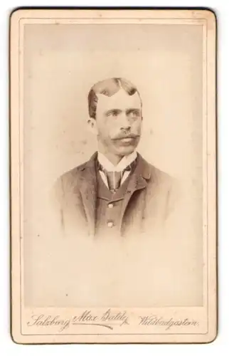 Fotografie Max Balde, Gastein, Ernster Bürgerlicher im Dreiteiler mit Krawatte