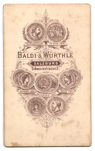 Fotografie Baldi & Würthle, Salzburg, Schwarzstrasse 3, Dame mit Spitzenkragen, Haarschmuck und Ohrringen