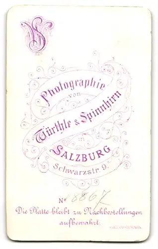 Fotografie Würthle & Spinnhirn, Salzburg, Schwarzstrasse 9, Junge Dame mit Ringbrosche im eleganten schwarzen Kleid