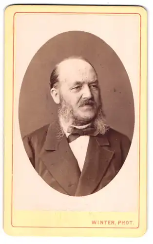 Fotografie M. L. Winter, Prag, Älterer Herr mit Halbglatze, Schnurrbart und Langhaar-Koteletten