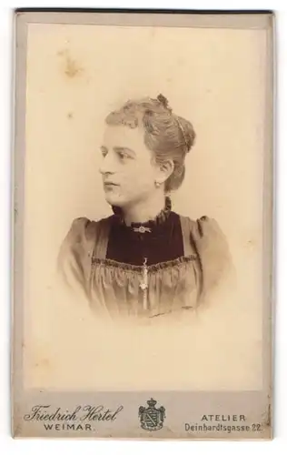 Fotografie Friedrich Hertel, Weimar, Deinhardtsgasse 22, Junge Dame mit Duttfrisur und Stirnlocken, Seitenportrait