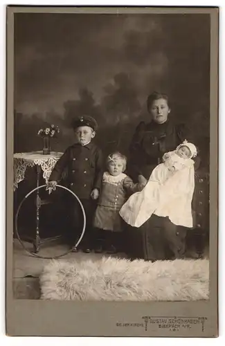 Fotografie Gustav Schönhagen, Biberach a. R., Aparte Mutter mit ihren drei Kindern zur Taufe des Jüngsten