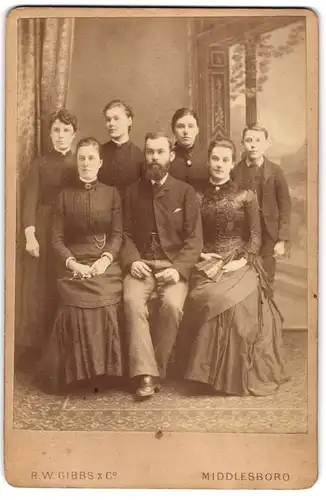 Fotografie R.W. Gibbs & Co., Middlesboro, Kinder einer Grossfamilie im Sonntagsstaat