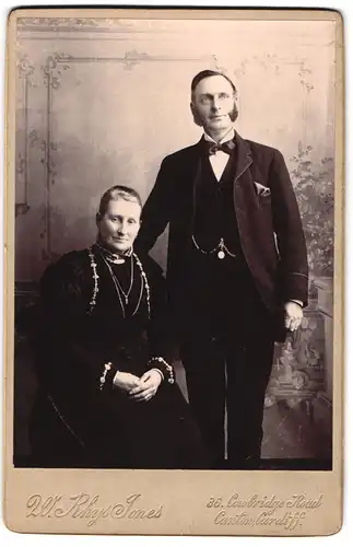 Fotografie W. Rheys Jones, Cardiff, 36. Cowbridge Road, Gestandene Eheleute im Sonntagsstaat