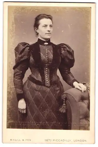 Fotografie Maull & Fox, London, 187a Piccadilly, Aparte Dame im hübschen Kleid