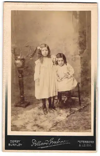 Fotografie Pollard Graham, Peterboro, Zwei Schwestern in weissen Kleidern