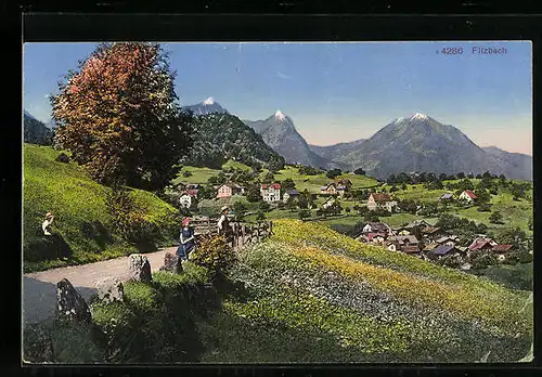 AK Filzbach, Spaziergänger betrachten das Panorama des Ortes