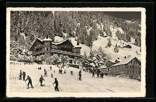 AK Adelboden, Hotel Bellevue im Winter, Skifahrer