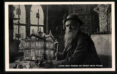AK Junker bei der Arbeit am Modell seines Hauses, Montage