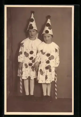 Foto-AK Zwei kleine Harlekinmädchen