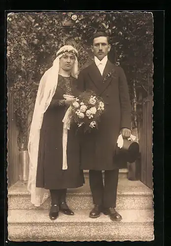 Foto-AK Hochzeitspaar mit Schleier und Zylinder