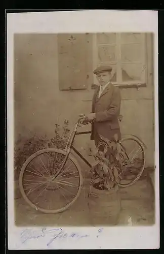 Foto-AK Junge mit Schiebermütze und Fahrrad