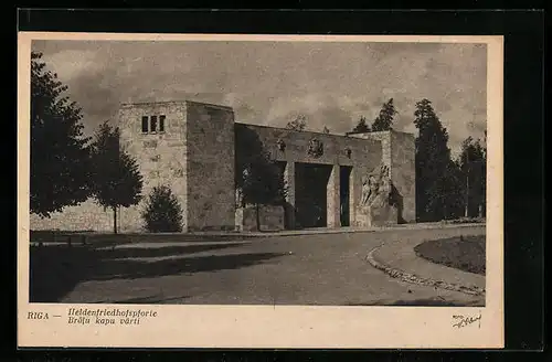 AK Riga, Blick auf Heldenfriedhofspforte