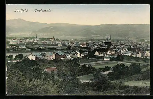 AK Saalfeld, Totalansicht mit Bergkamm