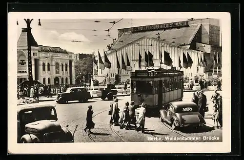 AK Berlin, Weidendammer Brücke mit Strassenbahn und Friedrichstadt Palast