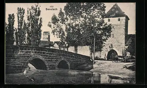 AK Sesslach, Uferpartie mit Tor und Brücke