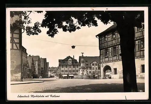 AK Schwabach, Marktplatz mit Rathaus und Brunnen
