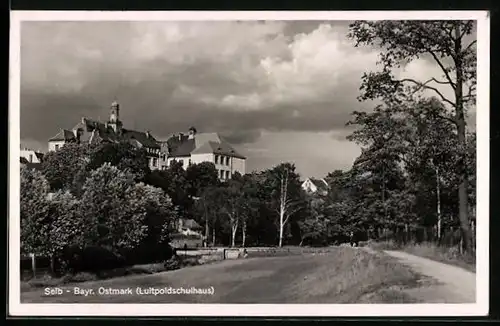 AK Selb /Bayr. Ostmark, Blick gegen Luitpoldschulhaus