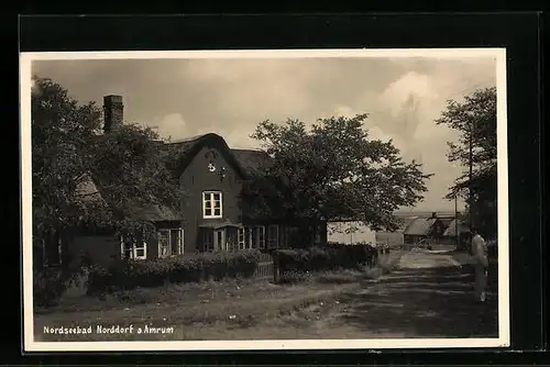 AK Norddorf a. Amrum, Ortspartie mit reetgedeckten Häusern