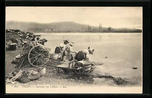 AK Vichy, Laveuses sur l`Allier, Waschfrauen bei der Arbeit