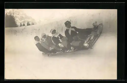 AK Vierer-Bob in der Kurve