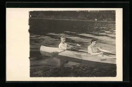 Foto-AK Mann und Frau in einem Ruderboot