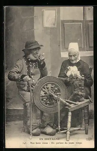 AK En Bretagne, En parlant du jeune temps, altes Paar am Spinnrad