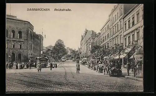 AK Saarbrücken, Reichstrasse mit Litfasssäule