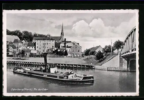 AK Oderberg Mark, kleiner Dampfer am Oderufer, Blick zur Kirche