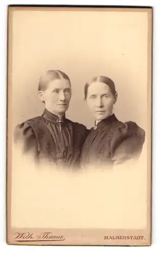Fotografie Wilh. Thieme, Halberstadt, Zwei bürgerliche Damen in Kleidern