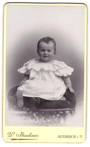 Fotografie W. Bruckner, Auerbach i. V., Kleines Kind im weissen Kleid