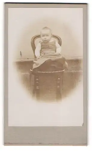 Fotografie unbekannter Fotograf und Ort, Süsses Kleinkind im Kleid