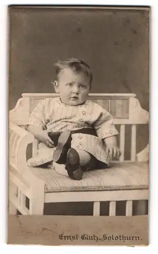 Fotografie Ernst Glutz, Solothurn, Süsses Kleinkind im hübschen Kleid