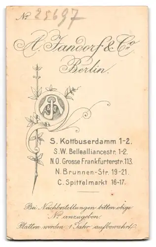 Fotografie A. Jandorf & Co., Berlin, Kottbusserdamm 1-2, Bellealliancestr. 1-2, Junge Dame im Kleid mit Blumenstrauss